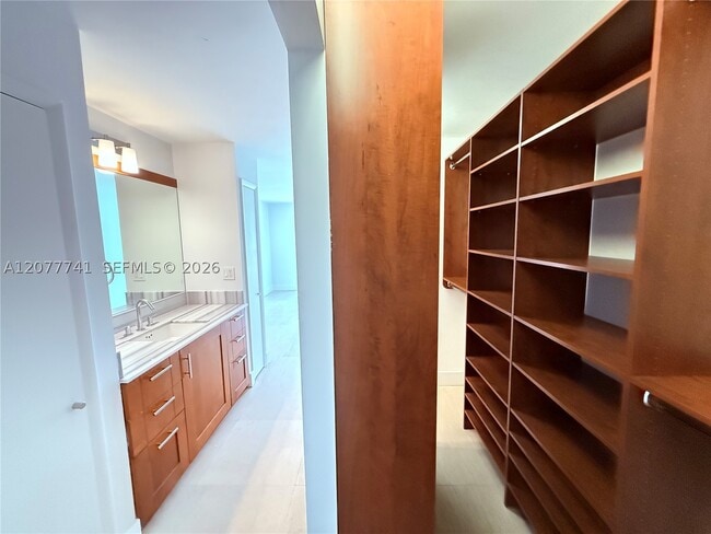 Building Photo - 1450 Brickell Bay Dr