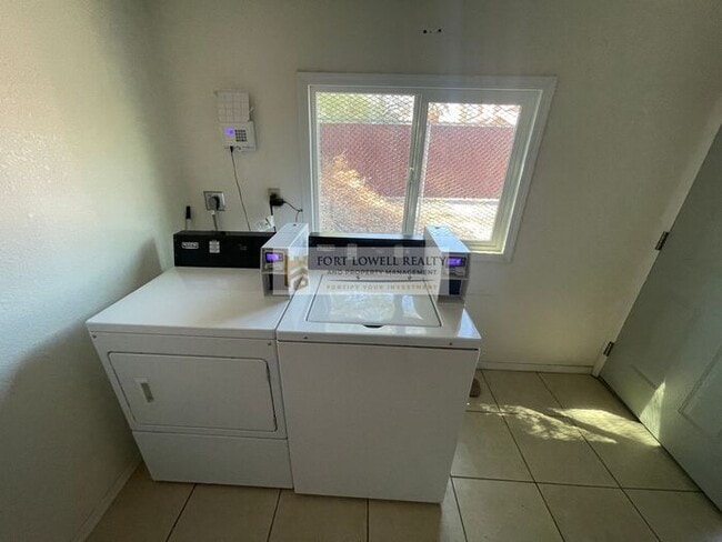 Building Photo - Charming 1 Bed/1 Bath – Near U of A & Down...