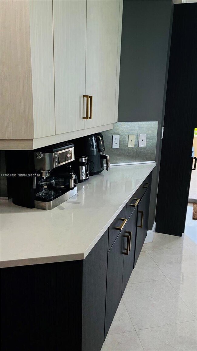 Building Photo - 848 Brickell Key Dr