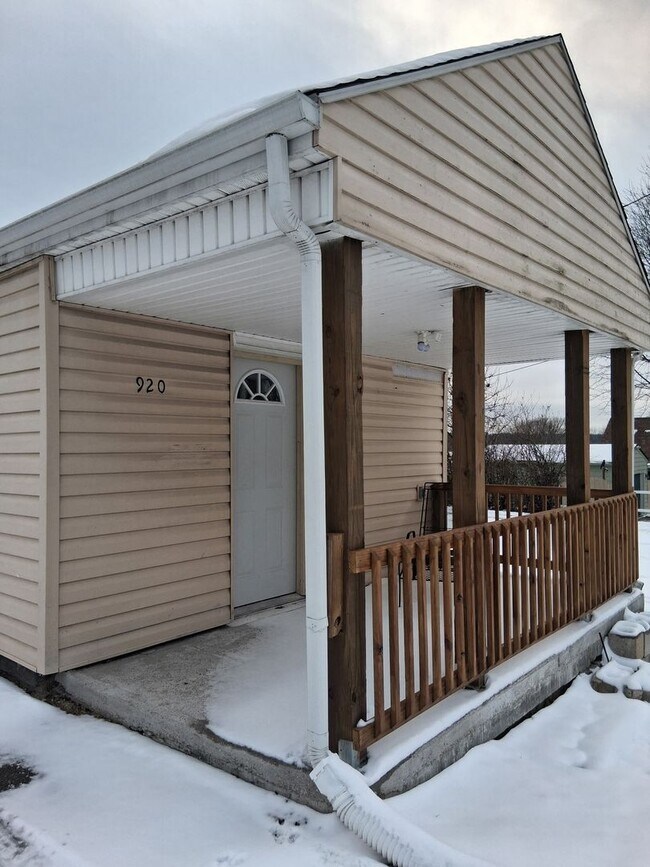 Building Photo - Quaint Newly-renovated Bungalow