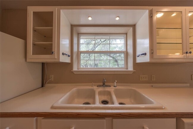 Building Photo - 105 Ridge Oak Dr