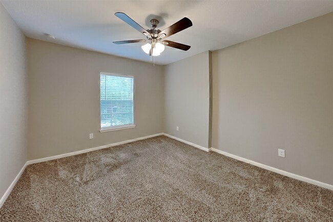 Building Photo - 702 Fernglade Dr