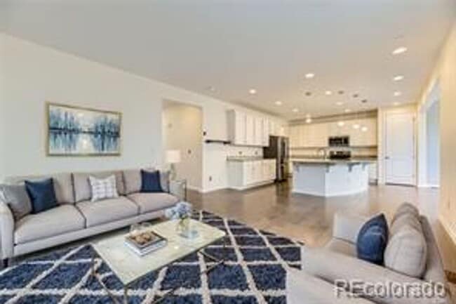Building Photo - Spacious 3 bed 3 bath 2-story comfortable ...