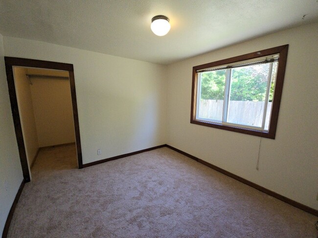 Building Photo - Pet-friendly cottage on a private road, cl...