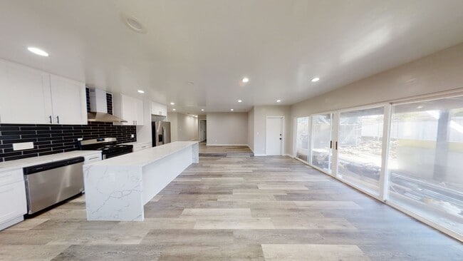 Building Photo - 4BD/2 BA Close Walk to Campus