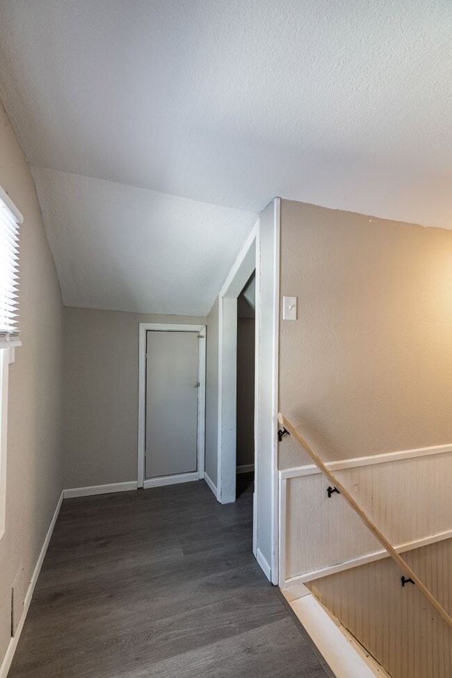 Building Photo - Charming 2 Bedroom Home with a Huge Fenced Yard & Garage