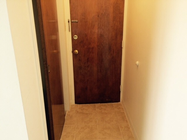 Tile Entry & Closet - 409 Rohrer St