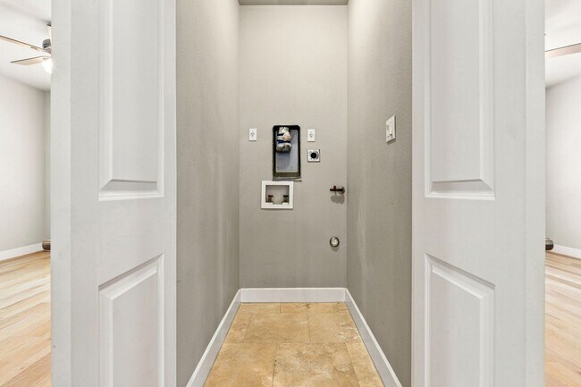 Building Photo - 305 Zennia St
