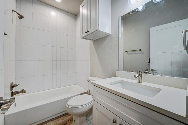 Building Photo - 340 Shady Bluff Dr