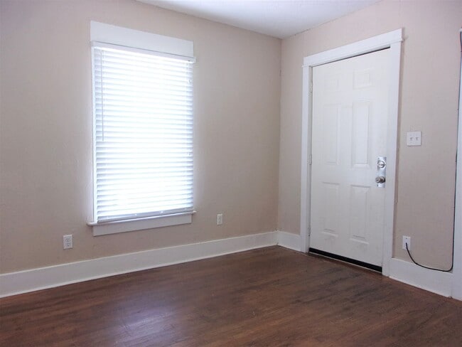 Building Photo - 2 BED 1 BATH HOME WESTLAWN PARK ADDITION O...