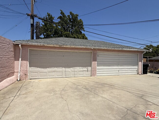 Building Photo - 5908 S Fairfax Ave