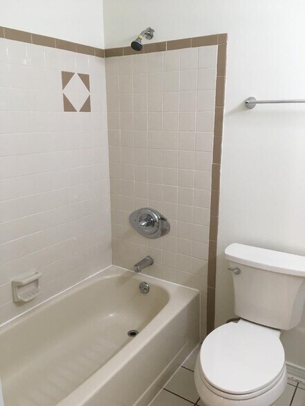 Tub/shower combo - 101 Harding Rd