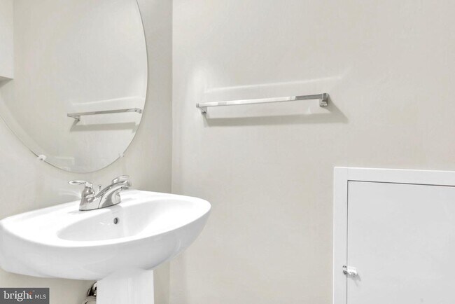 Building Photo - 617 S Cherry Grove Ave