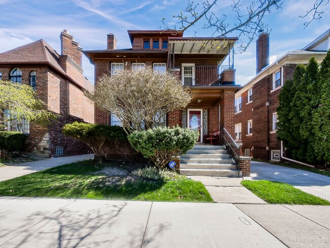 Building Photo - Welcome to this charming 2 bedroom, 1 bath...