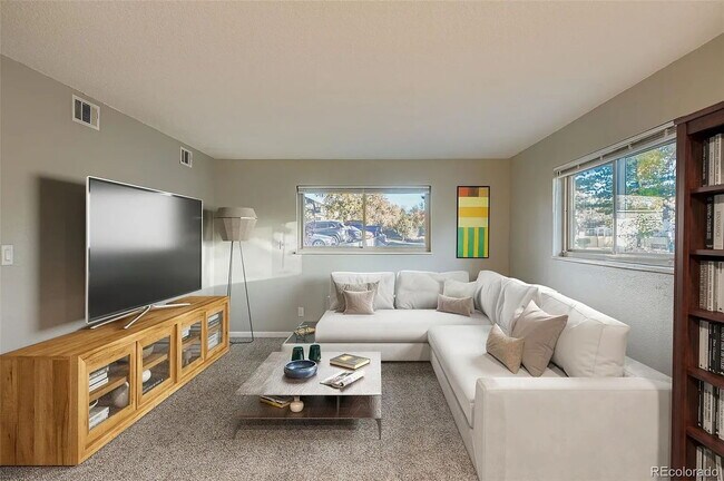 Building Photo - Welcome Home to this cozy condo in Highline Meadows!
