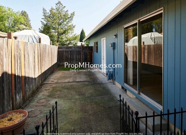 Building Photo - Spacious Three Bedroom Home in Milwaukie!