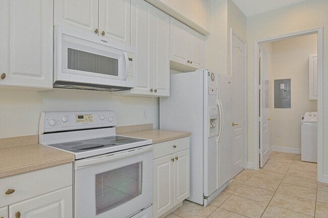 Building Photo - **Coach Home in Jonathans Bay - 3/2 + Den -  Water Views - 2 Car Garage**