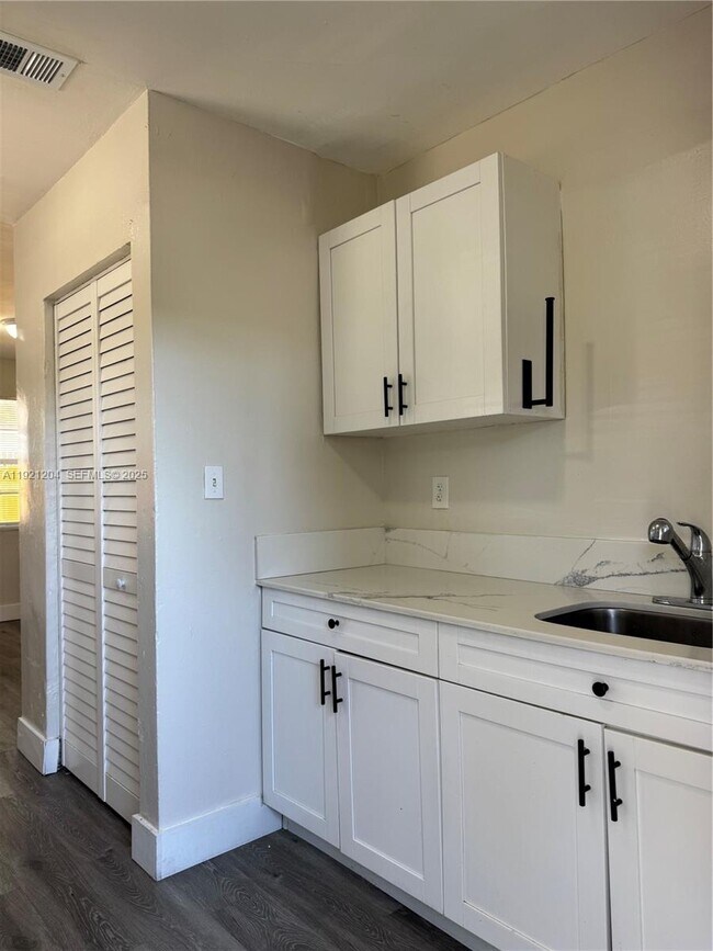 Building Photo - 522 NW 13th Ave