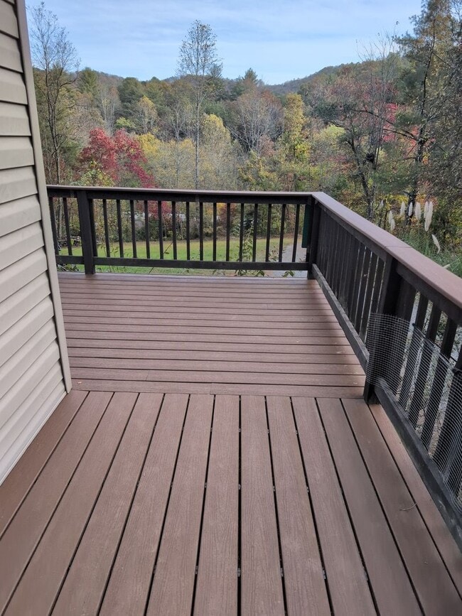 Building Photo - Beautiful 3 Bedroom 2 Bath Home in quiet r...