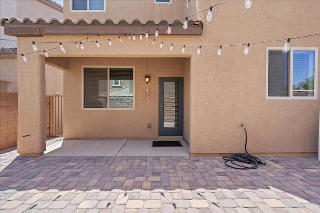 Building Photo - Gorgeous 3 Bed 2.5 Bath Home with Modern Feel