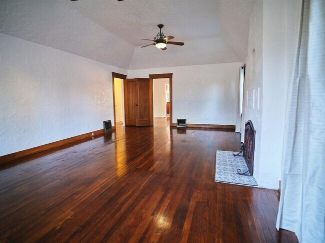 Building Photo - Charming 3 Bedroom in Historical Tower District