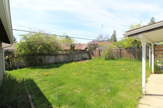 Building Photo - 129 W 39th Ave