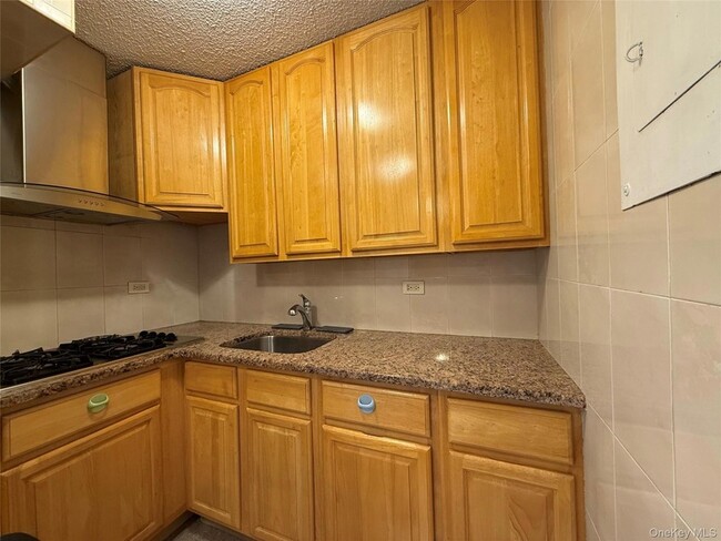 Building Photo - 150-38 Union Tpke Un