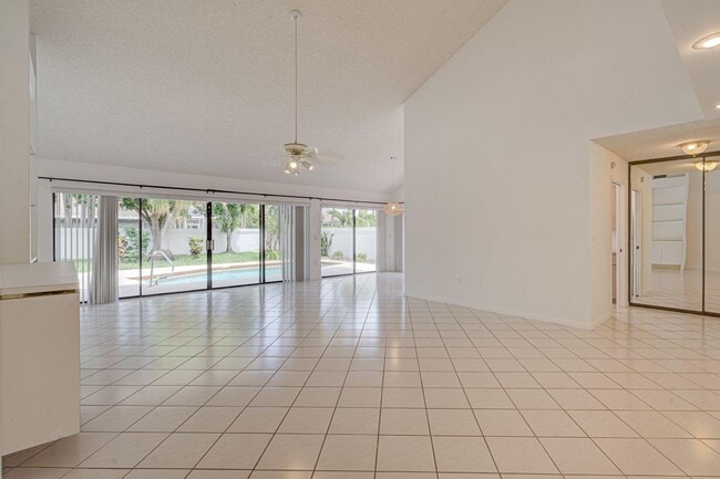 Building Photo - 223 E River Park Dr