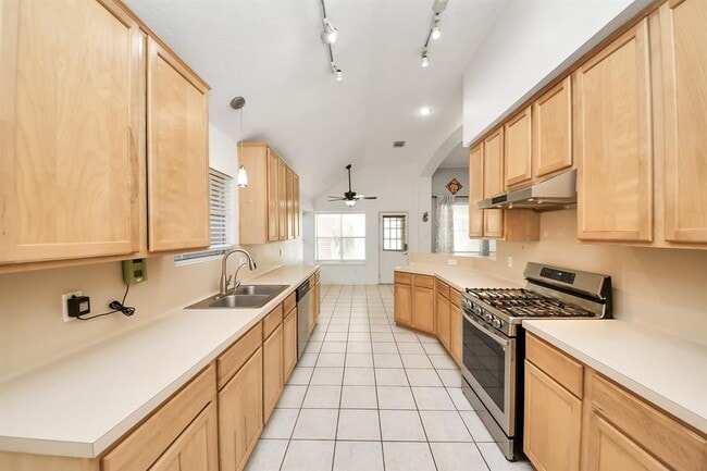 Building Photo - 21630 Live Oaks Spring Dr