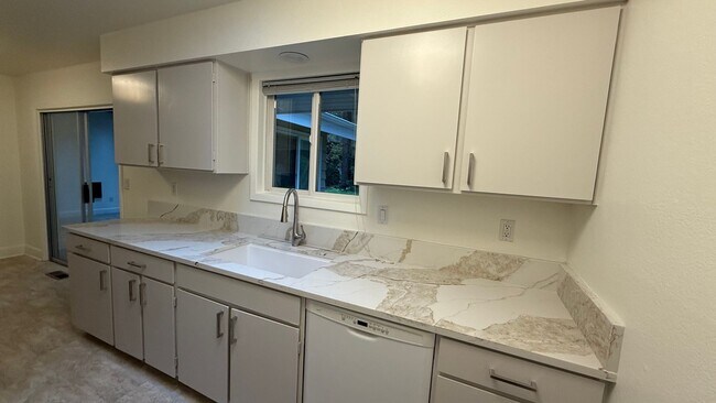 Building Photo - Stunning Forest Retreat in Lake Oswego 3 beds 2 baths + Den; Video!