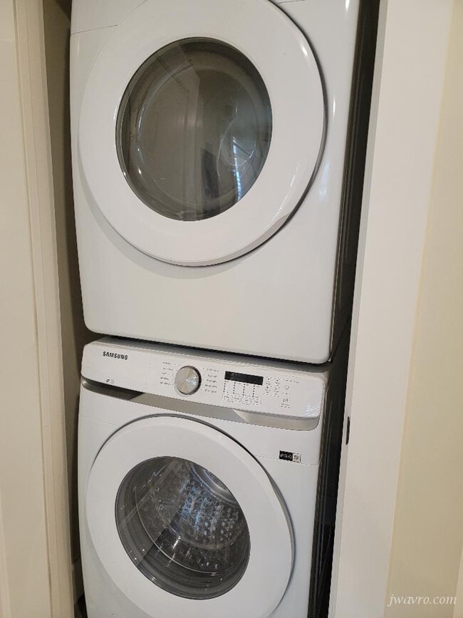 Building Photo - 164 Tiffany Ave