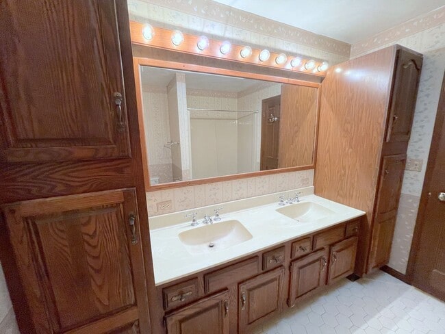 Building Photo - Country Charm Large 2-Bedroom Duplex in Mi...
