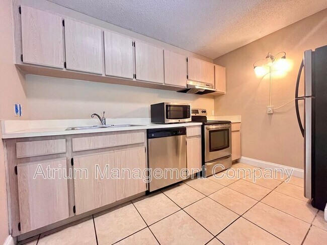 Building Photo - 9481 Highland Oak Dr