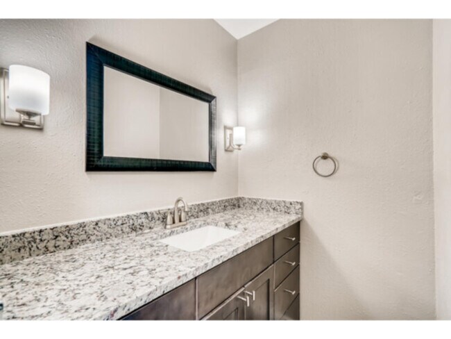 Building Photo - Awesome Remodeled STUDIO apartment near Ri...