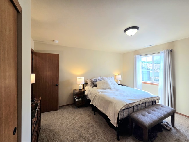 Building Photo - Two Bedroom Townhome in The Cottages at Saddlerock Neighborhood!