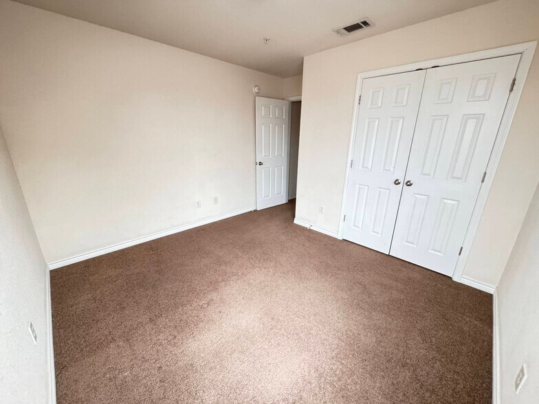 Building Photo - 4002 Cambridge Dr