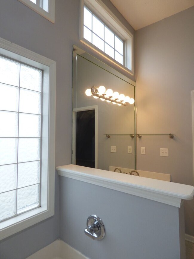 Building Photo - Lovely, Spacious 4 BR House! Vaulted Ceili...