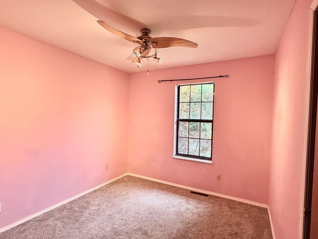 Building Photo - 2622 Camelot Ct