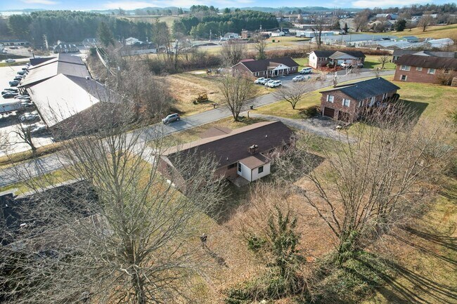 Building Photo - 983 Beverly Dr