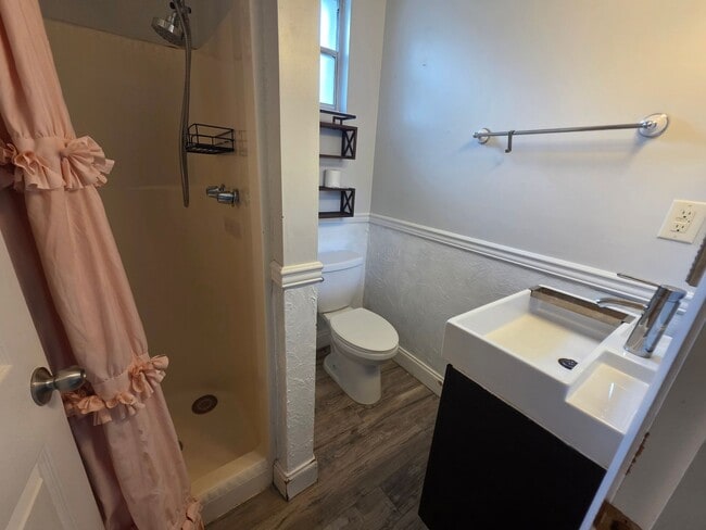 Building Photo - Spacious 5 Bedroom Home with Pool in Crystal Lake Homesites