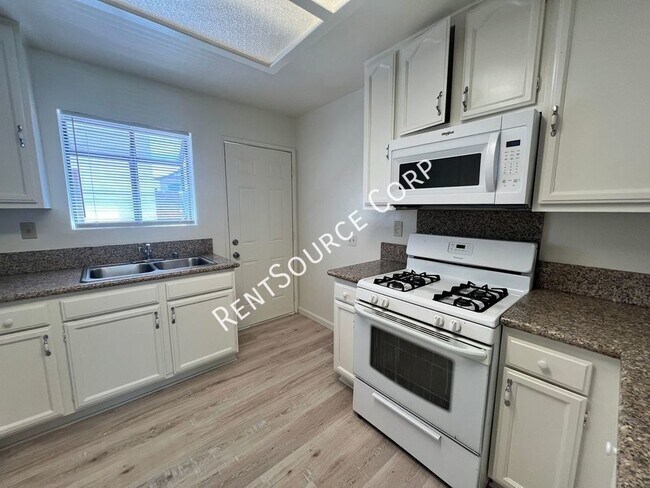 Building Photo - 3 Bedroom Two Story Townhome for Rent in E...