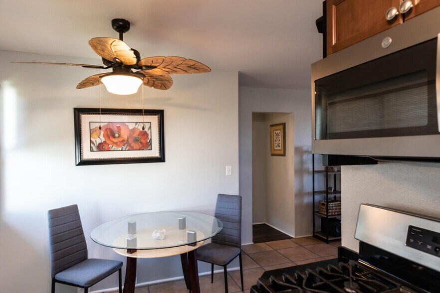 eating area just off kitchen - 74-5618 Palani Rd