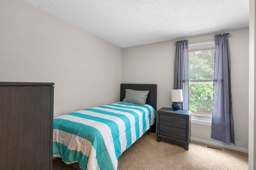 1st bedroom - 6602 Seat Pleasant Dr