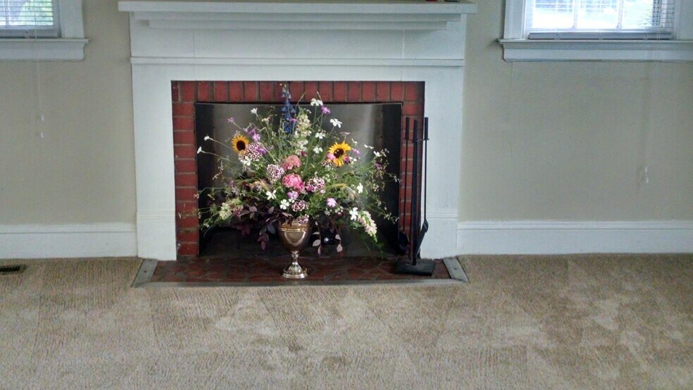 Building Photo - 5505 Hilltop Rd