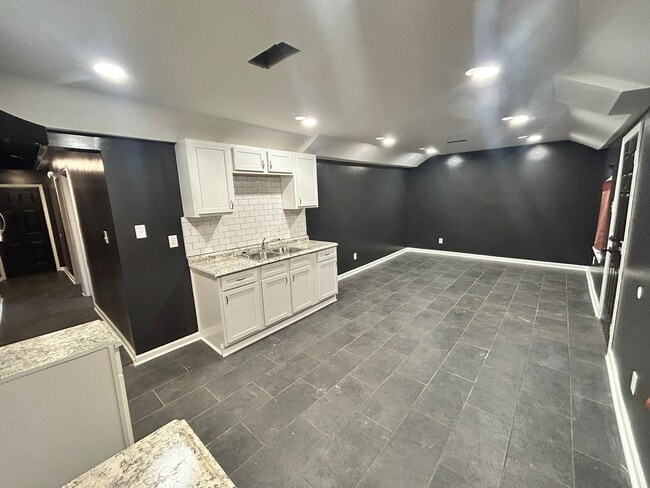 Building Photo - 1850 Davis Cir