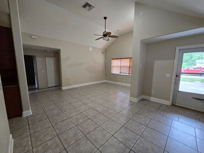 Building Photo - Charming 2-bedroom, 2-bathroom home