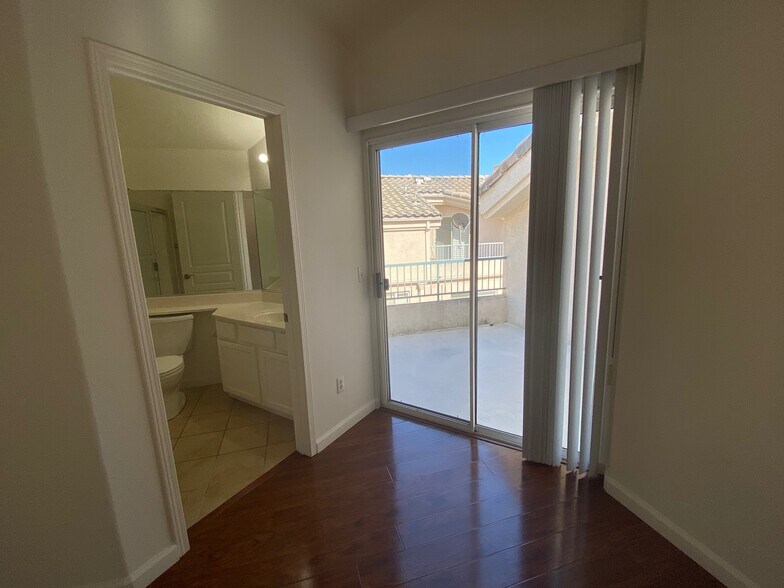 Building Photo - 305 W Newby Ave