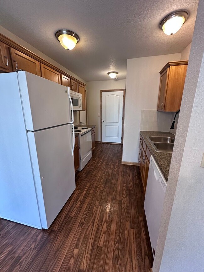 Building Photo - AD-20