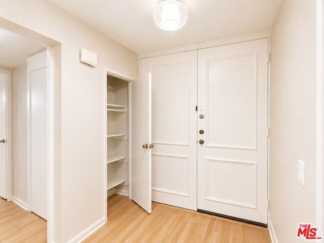 Building Photo - 5870 Green Valley Cir