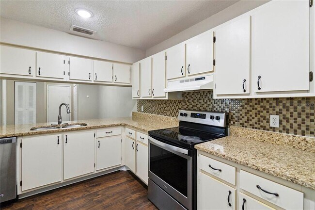 Building Photo - 662 Kenwick Cir